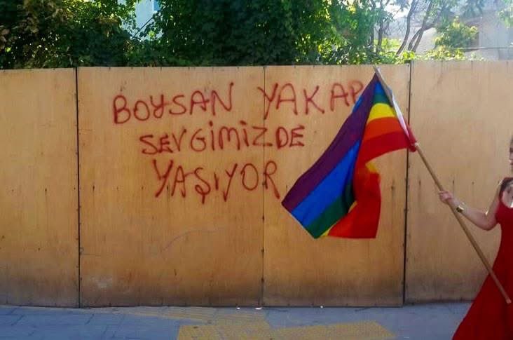 KaosGL's tweet image. “Ne hoş bir güzelliği vardır;
hafif adımlarla dünyadan gülümseyerek geçenlerin.
Kimseye bir kötülüğü dokunmadan yaşayanların,
onurlu bir yaşamı seçenlerin.”
İyi ki doğdun Boysan!
(Şiir: Virginia Woolf)