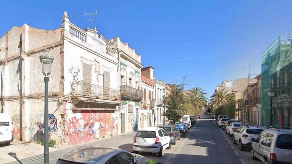 AjuntamentVLC's tweet image. 🏡La #JGL aprova el projecte tècnic per a la rehabilitació d’un edifici del #Cabanyal que destinarà a lloguer assequible
🔑L’edifici disposa de 3️⃣habitatges i està ubicat en la zona de màxima protecció patrimonial del #barri.
📍Situat al carrer de la Barraca, 157