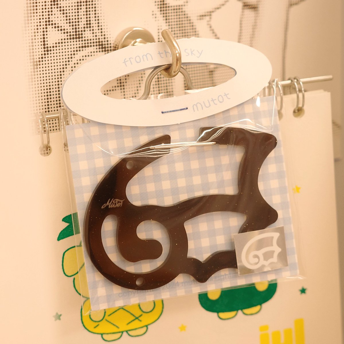 HQBBDR's tweet image. 🚗🚗₌₃ 
[ 무톳 ] 대원 물품 도착 🥟
@rainbow_m_tot

✪ 재입고
from the sky carabiner key holder.black
손만두 스티커
손만두 스티커.홀로그램
소원 대나무 키링