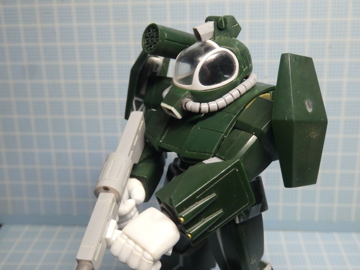 Yuji4096's tweet image. 頭部改修その3
後頭部の形状修正して側面の3本スリットを設定画っぽく彫り直し
アルミ線を芯としプラパイプとパイプスプリングで動力パイプを作り直しました
パイプの形状、長さをカーブに合わせて一つずつ調整すると自然な曲がりが再現できます
#ソルティック
#ラウンドフェイサー
#ダグラム