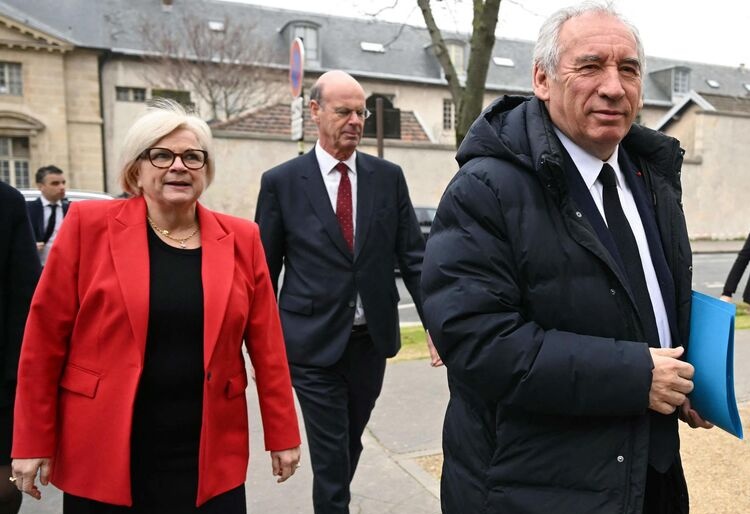 🔴🇫🇷 ALERTE INFO | 💊Santé : le gouvernement veut économiser jusqu’à 5,5 milliards € dès 2026.

Les économies sur notre santé comme si c'était la priorité : 
➡️ Franchises médicales doublées (plafond à 100 €/an)
➡️ Limitation des arrêts maladie : 15 jours max en ville, 30