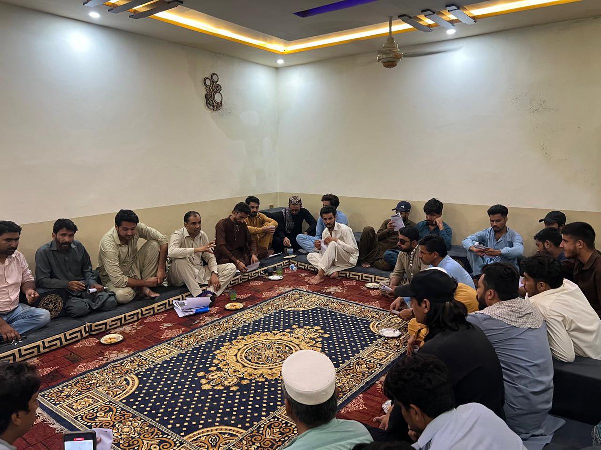 shahbazrajapti's tweet image. ملک نعمان بھائی کی قیادت میں ٹیم عمران خان پی پی 11 کی میٹنگ کا انعقاد کیا گیا۔ 5 اگست تک تحریک کی موبلائزیشن اور ڈور ٹو ڈور مہم کا آغاز کیا گیا۔ چیف آرگنائزر عالیہ حمزہ صاحبہ کی ہدایت کے مطابق ریلیوں اور پروگرامات کا فیصلہ کیا گیا۔
شاباش ملک نعمان بھائی اور ٹیم عمران خان