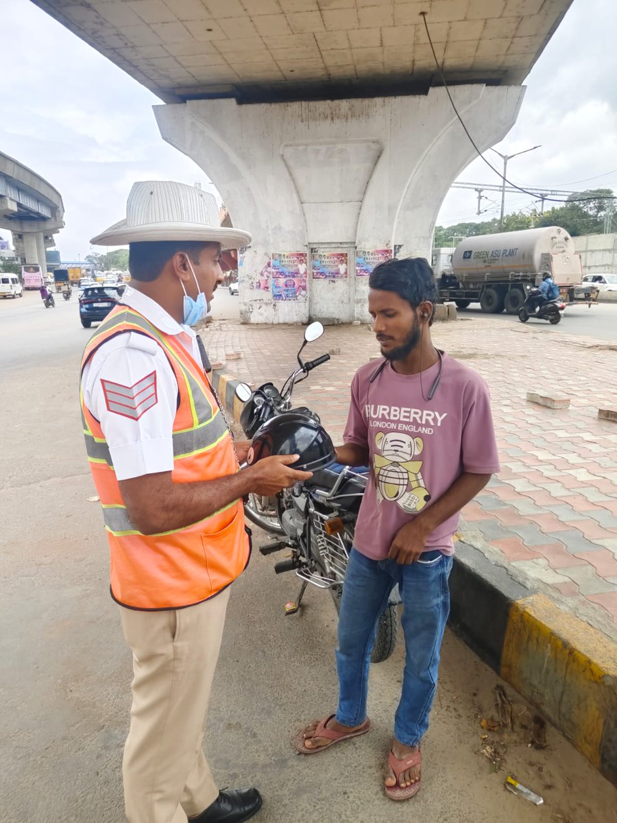 MAHADEVAPURA TRAFFIC BTP (@mahadevapuratrf) on Twitter photo #trafficawareness ಈ ದಿನ ನಮ್ಮ ಠಾಣಾ ವ್ಯಾಪ್ತಿಯ ಲೌರಿ ಜಂಕ್ಷನ್ ಹತ್ತಿರ ದ್ವಿಚಕ್ರ ವಾಹನ ಸವಾರರಿಗೆ ಐಎಸ್ಐ ಮಾರ್ಕ್ ಹೆಲ್ಮೆಟ್ ಧರಿಸುವ ಕುರಿತು ಹಾಗೂ ಸಂಚಾರ ನಿಯಮಗಳ ಪಾಲನೆ ಮತ್ತು ಉಲ್ಲಂಘನೆಯಿಂದ ಆಗುವ ಪರಿಣಾಮಗಳ ಕುರಿತು ತಿಳುವಳಿಕೆ ನೀಡಲಾಯಿತು. <a href="/acpwfieldtrf/">ACP Traffic Whitefield ಎಸಿಪಿ ಸಂಚಾರ ವೈಟ್ ಫೀಲ್ಡ್</a>
<a href="/DCPTrEastBCP/">DCP Traffic East ಉಪ ಪೊಲೀಸ್ ಆಯುಕ್ತರು ಸಂಚಾರ ಪೂರ್ವ</a> <a href="/blrcitytraffic/">ಬೆಂಗಳೂರು ಸಂಚಾರ ಪೊಲೀಸ್ BengaluruTrafficPolice</a> #trafficawareness ಈ ದಿನ ನಮ್ಮ ಠಾಣಾ ವ್ಯಾಪ್ತಿಯ ಲೌರಿ ಜಂಕ್ಷನ್ ಹತ್ತಿರ ದ್ವಿಚಕ್ರ ವಾಹನ ಸವಾರರಿಗೆ ಐಎಸ್ಐ ಮಾರ್ಕ್ ಹೆಲ್ಮೆಟ್ ಧರಿಸುವ ಕುರಿತು ಹಾಗೂ ಸಂಚಾರ ನಿಯಮಗಳ ಪಾಲನೆ ಮತ್ತು ಉಲ್ಲಂಘನೆಯಿಂದ ಆಗುವ ಪರಿಣಾಮಗಳ ಕುರಿತು ತಿಳುವಳಿಕೆ ನೀಡಲಾಯಿತು. <a href="/acpwfieldtrf/">ACP Traffic Whitefield ಎಸಿಪಿ ಸಂಚಾರ ವೈಟ್ ಫೀಲ್ಡ್</a>
<a href="/DCPTrEastBCP/">DCP Traffic East ಉಪ ಪೊಲೀಸ್ ಆಯುಕ್ತರು ಸಂಚಾರ ಪೂರ್ವ</a> <a href="/blrcitytraffic/">ಬೆಂಗಳೂರು ಸಂಚಾರ ಪೊಲೀಸ್ BengaluruTrafficPolice</a>