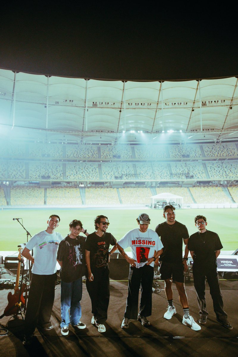 From selasar kampus to our first ever national stadium arena show. Unreal. Jom, Malaysia kita jumpa @ 6pm! 

📸: Martinus Ragita