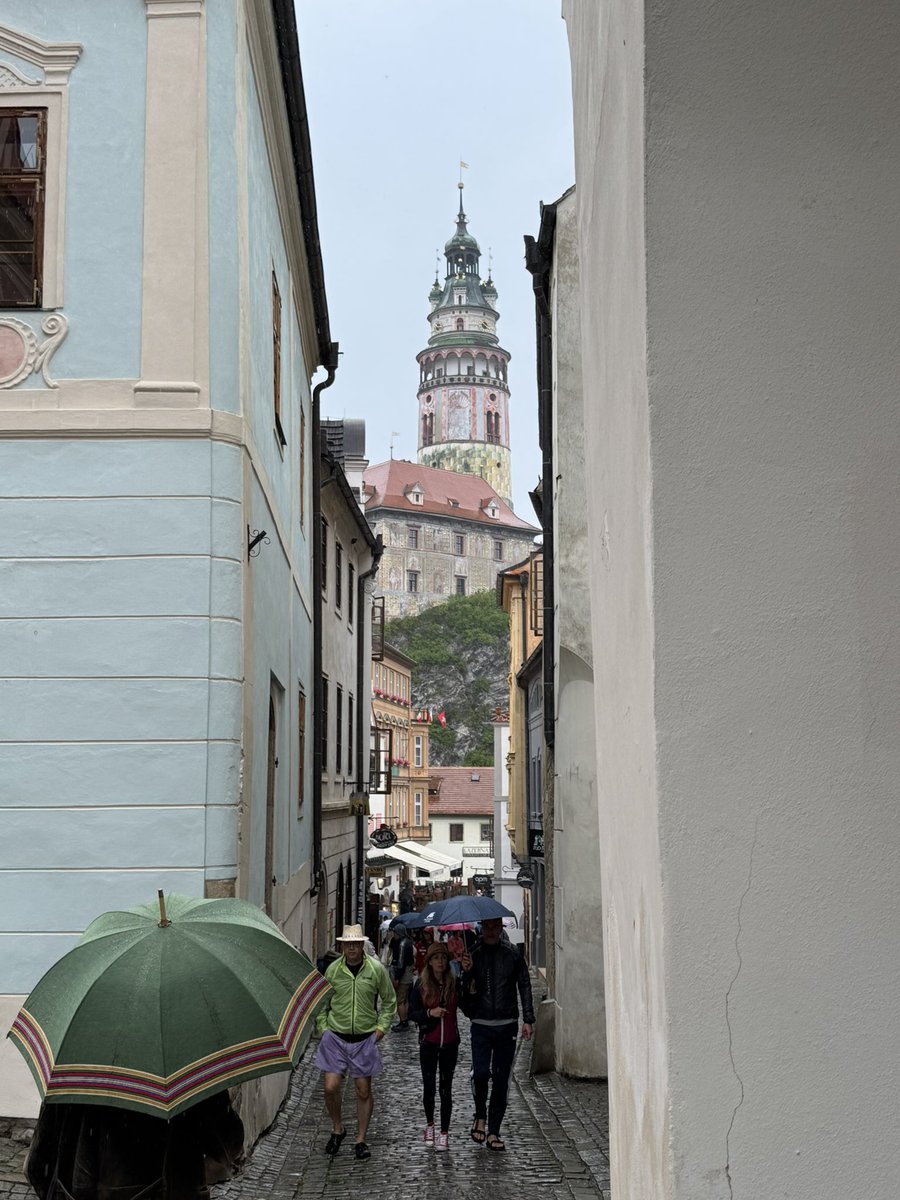smucler's tweet image. V Krumlově nádherně prší. Nikdy jsem nechápal děs lidí, kteří si staví bazény na zahradě, z kapek z nebe. 🌧️Když  jdu sám , neberu si deštník, abych déšť užil. Jak
 prší, nepřijde večer plánovaná bouře a bude úžasný koncert Take 6! Užijte Krumlov v nejlepším týdnu roku! 🎸