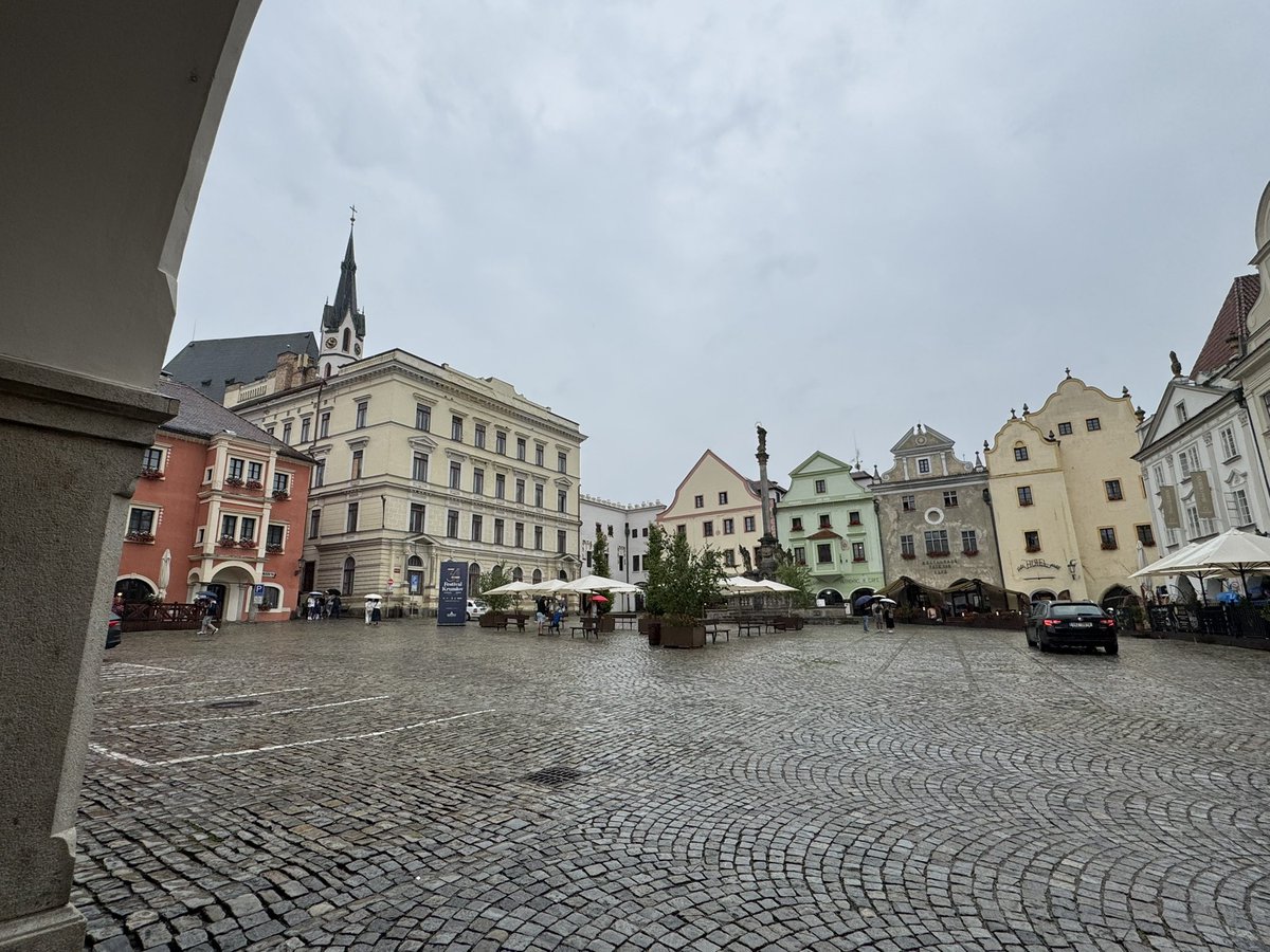 smucler's tweet image. V Krumlově nádherně prší. Nikdy jsem nechápal děs lidí, kteří si staví bazény na zahradě, z kapek z nebe. 🌧️Když  jdu sám , neberu si deštník, abych déšť užil. Jak
 prší, nepřijde večer plánovaná bouře a bude úžasný koncert Take 6! Užijte Krumlov v nejlepším týdnu roku! 🎸