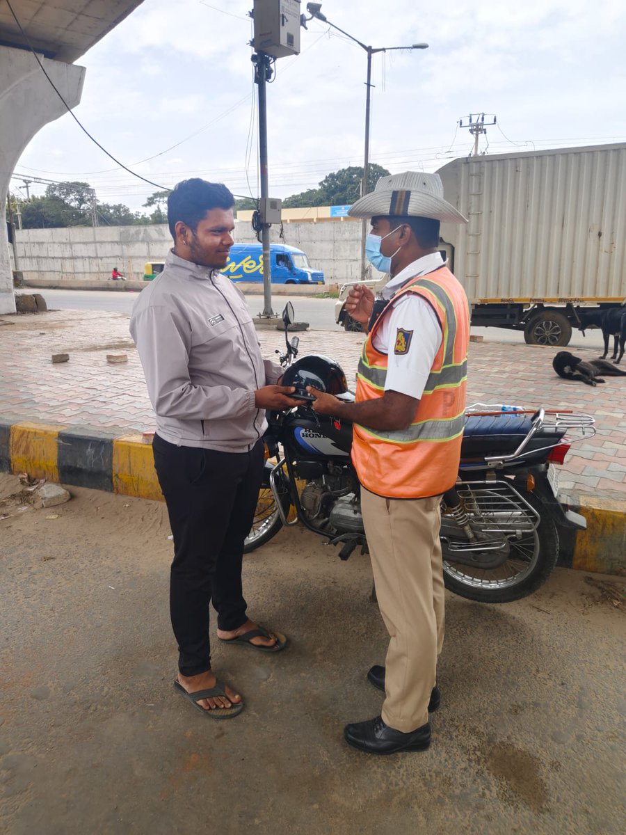 MAHADEVAPURA TRAFFIC BTP (@mahadevapuratrf) on Twitter photo #trafficawareness ಈ ದಿನ ನಮ್ಮ ಠಾಣಾ ವ್ಯಾಪ್ತಿಯ ಲೌರಿ ಜಂಕ್ಷನ್ ಹತ್ತಿರ ದ್ವಿಚಕ್ರ ವಾಹನ ಸವಾರರಿಗೆ ಐಎಸ್ಐ ಮಾರ್ಕ್ ಹೆಲ್ಮೆಟ್ ಧರಿಸುವ ಕುರಿತು ಹಾಗೂ ಸಂಚಾರ ನಿಯಮಗಳ ಪಾಲನೆ ಮತ್ತು ಉಲ್ಲಂಘನೆಯಿಂದ ಆಗುವ ಪರಿಣಾಮಗಳ ಕುರಿತು ತಿಳುವಳಿಕೆ ನೀಡಲಾಯಿತು. <a href="/acpwfieldtrf/">ACP Traffic Whitefield ಎಸಿಪಿ ಸಂಚಾರ ವೈಟ್ ಫೀಲ್ಡ್</a>
<a href="/DCPTrEastBCP/">DCP Traffic East ಉಪ ಪೊಲೀಸ್ ಆಯುಕ್ತರು ಸಂಚಾರ ಪೂರ್ವ</a> <a href="/blrcitytraffic/">ಬೆಂಗಳೂರು ಸಂಚಾರ ಪೊಲೀಸ್ BengaluruTrafficPolice</a> #trafficawareness ಈ ದಿನ ನಮ್ಮ ಠಾಣಾ ವ್ಯಾಪ್ತಿಯ ಲೌರಿ ಜಂಕ್ಷನ್ ಹತ್ತಿರ ದ್ವಿಚಕ್ರ ವಾಹನ ಸವಾರರಿಗೆ ಐಎಸ್ಐ ಮಾರ್ಕ್ ಹೆಲ್ಮೆಟ್ ಧರಿಸುವ ಕುರಿತು ಹಾಗೂ ಸಂಚಾರ ನಿಯಮಗಳ ಪಾಲನೆ ಮತ್ತು ಉಲ್ಲಂಘನೆಯಿಂದ ಆಗುವ ಪರಿಣಾಮಗಳ ಕುರಿತು ತಿಳುವಳಿಕೆ ನೀಡಲಾಯಿತು. <a href="/acpwfieldtrf/">ACP Traffic Whitefield ಎಸಿಪಿ ಸಂಚಾರ ವೈಟ್ ಫೀಲ್ಡ್</a>
<a href="/DCPTrEastBCP/">DCP Traffic East ಉಪ ಪೊಲೀಸ್ ಆಯುಕ್ತರು ಸಂಚಾರ ಪೂರ್ವ</a> <a href="/blrcitytraffic/">ಬೆಂಗಳೂರು ಸಂಚಾರ ಪೊಲೀಸ್ BengaluruTrafficPolice</a>