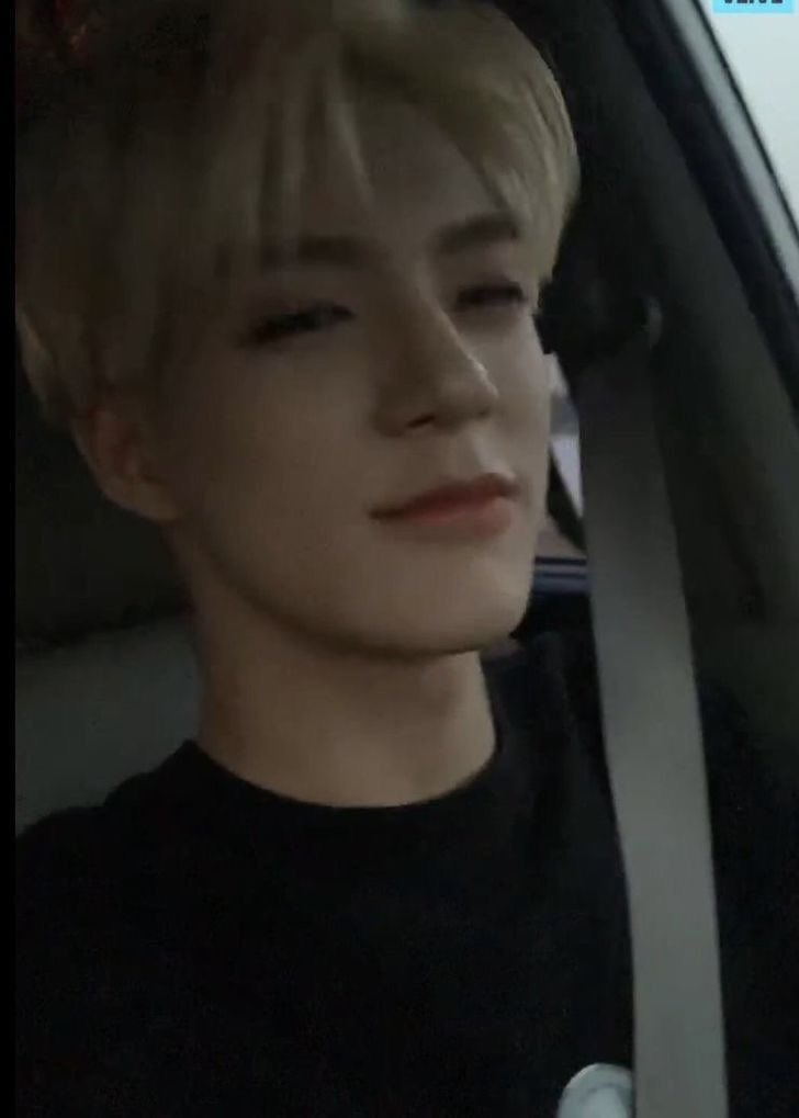 JEN0HOLIC's tweet image. jeno's car live is making me think of this parallel between 2019 vs 2025 jeno... oh how you've grown, jeno 🥹