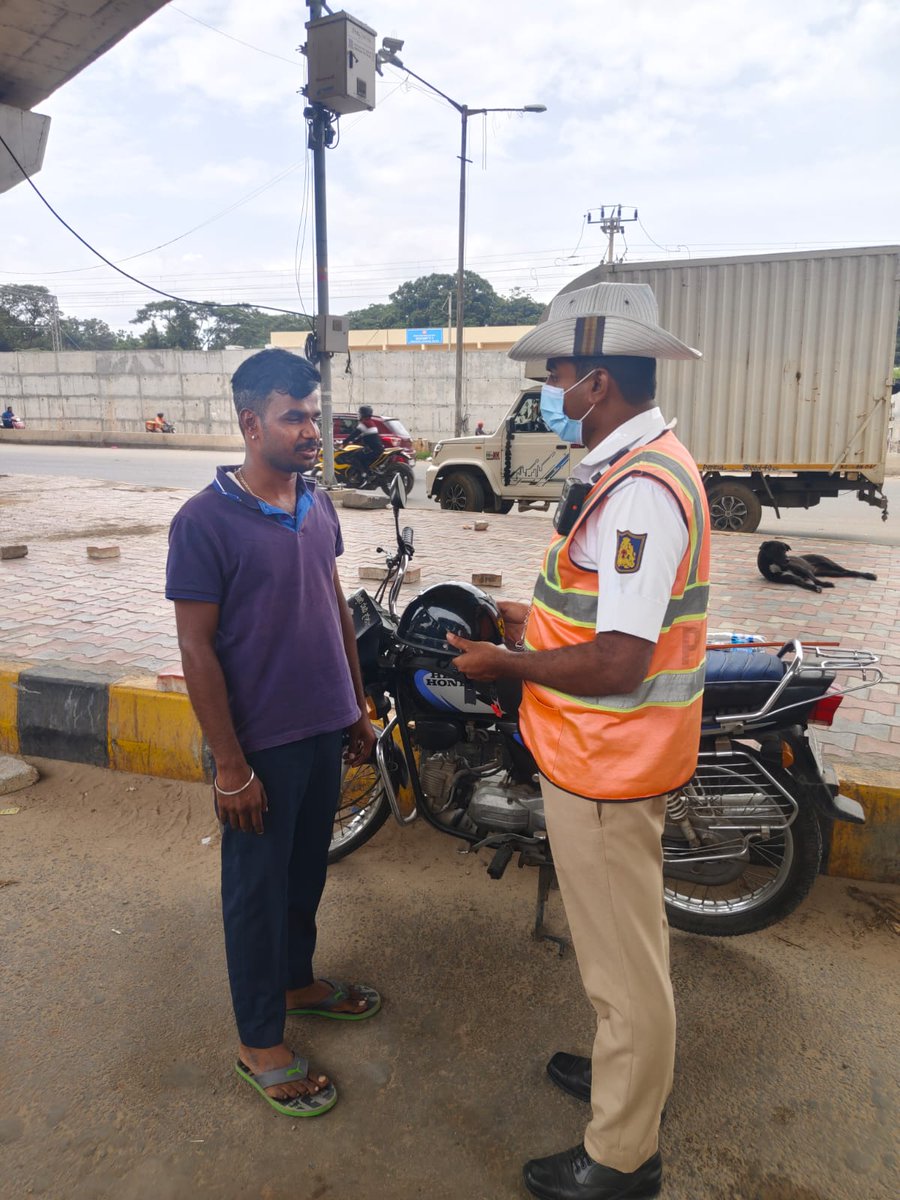 MAHADEVAPURA TRAFFIC BTP (@mahadevapuratrf) on Twitter photo #trafficawareness ಈ ದಿನ ನಮ್ಮ ಠಾಣಾ ವ್ಯಾಪ್ತಿಯ ಲೌರಿ ಜಂಕ್ಷನ್ ಹತ್ತಿರ ದ್ವಿಚಕ್ರ ವಾಹನ ಸವಾರರಿಗೆ ಐಎಸ್ಐ ಮಾರ್ಕ್ ಹೆಲ್ಮೆಟ್ ಧರಿಸುವ ಕುರಿತು ಹಾಗೂ ಸಂಚಾರ ನಿಯಮಗಳ ಪಾಲನೆ ಮತ್ತು ಉಲ್ಲಂಘನೆಯಿಂದ ಆಗುವ ಪರಿಣಾಮಗಳ ಕುರಿತು ತಿಳುವಳಿಕೆ ನೀಡಲಾಯಿತು. <a href="/acpwfieldtrf/">ACP Traffic Whitefield ಎಸಿಪಿ ಸಂಚಾರ ವೈಟ್ ಫೀಲ್ಡ್</a>
<a href="/DCPTrEastBCP/">DCP Traffic East ಉಪ ಪೊಲೀಸ್ ಆಯುಕ್ತರು ಸಂಚಾರ ಪೂರ್ವ</a> <a href="/blrcitytraffic/">ಬೆಂಗಳೂರು ಸಂಚಾರ ಪೊಲೀಸ್ BengaluruTrafficPolice</a> #trafficawareness ಈ ದಿನ ನಮ್ಮ ಠಾಣಾ ವ್ಯಾಪ್ತಿಯ ಲೌರಿ ಜಂಕ್ಷನ್ ಹತ್ತಿರ ದ್ವಿಚಕ್ರ ವಾಹನ ಸವಾರರಿಗೆ ಐಎಸ್ಐ ಮಾರ್ಕ್ ಹೆಲ್ಮೆಟ್ ಧರಿಸುವ ಕುರಿತು ಹಾಗೂ ಸಂಚಾರ ನಿಯಮಗಳ ಪಾಲನೆ ಮತ್ತು ಉಲ್ಲಂಘನೆಯಿಂದ ಆಗುವ ಪರಿಣಾಮಗಳ ಕುರಿತು ತಿಳುವಳಿಕೆ ನೀಡಲಾಯಿತು. <a href="/acpwfieldtrf/">ACP Traffic Whitefield ಎಸಿಪಿ ಸಂಚಾರ ವೈಟ್ ಫೀಲ್ಡ್</a>
<a href="/DCPTrEastBCP/">DCP Traffic East ಉಪ ಪೊಲೀಸ್ ಆಯುಕ್ತರು ಸಂಚಾರ ಪೂರ್ವ</a> <a href="/blrcitytraffic/">ಬೆಂಗಳೂರು ಸಂಚಾರ ಪೊಲೀಸ್ BengaluruTrafficPolice</a>