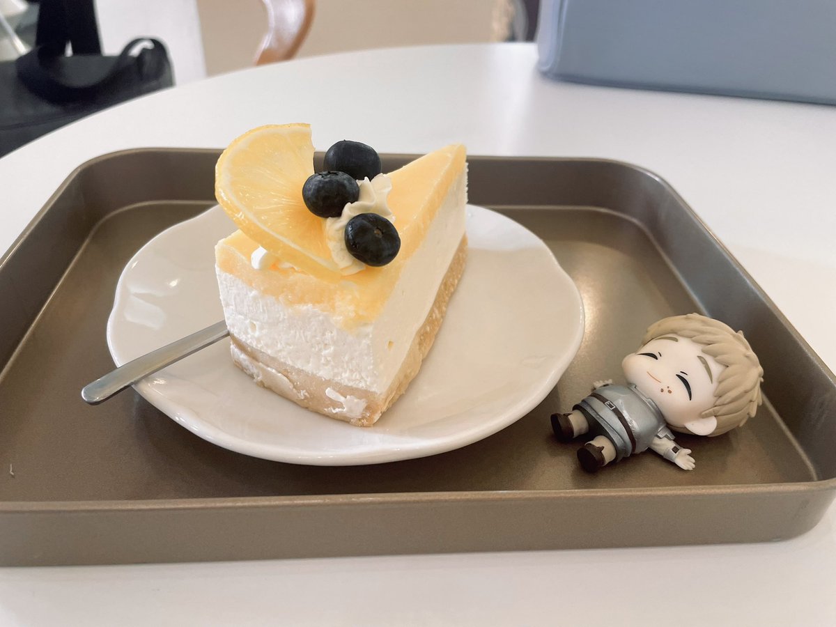 Calicolll's tweet image. He consumes