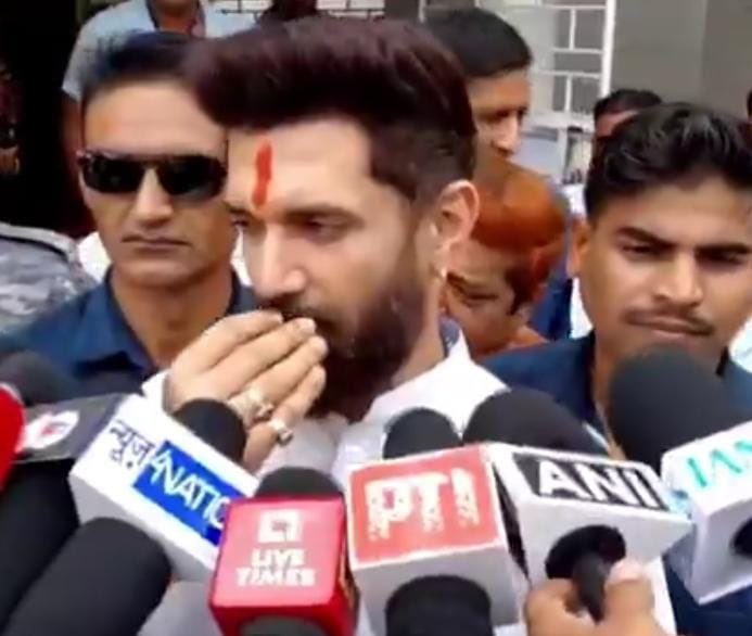 news_sprite's tweet image. बिहार में मौसम बदल सा रहा है।
आज केंद्रीय मंत्री और बिहार के कद्दावर नेता चिराग पासवान ने मीडिया से बात की, उन्होंने इस दौरान
शासन और प्रशासन पर गंभीर सवाल उठाए और कहा कि
"मुझे दुख हो रहा है कि मैं ऐसी राज्य सरकार का समर्थन कर रहा हूँ जहाँ अपराध बेलगाम हो चुका है"
चिराग…