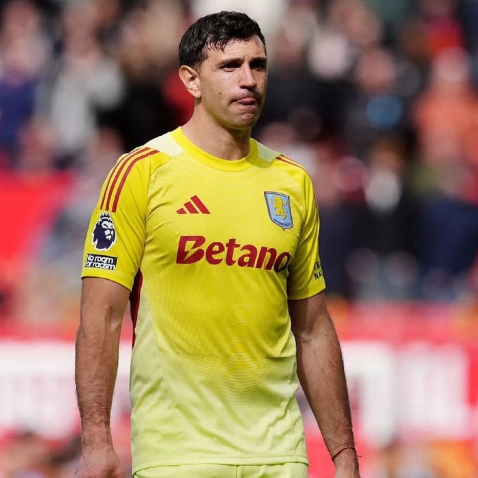 Manchester United are in talks to sign Emiliano Martínez, with Aston Villa rejecting their first loan offer. Martínez is Ruben Amorim’s top choice for the goalkeeper spot.