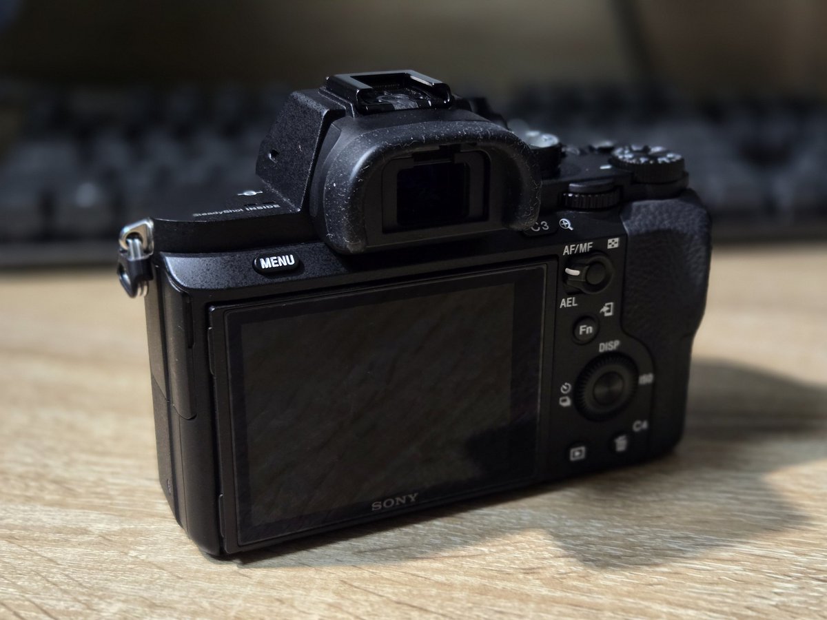 Mk_12G's tweet image. ずっと欲しかった、SONY α7Ⅱを中古で買ってきました！
バイト代を頑張って貯めました💪

美品かつレンズ以外の付属品は全て付いているおトクなものをGET✨
今持ってるレンズを付けるためのコンバータは到着待ちですが、撮るのが楽しみです📷

フルサイズミラーレス…
憧れや😭