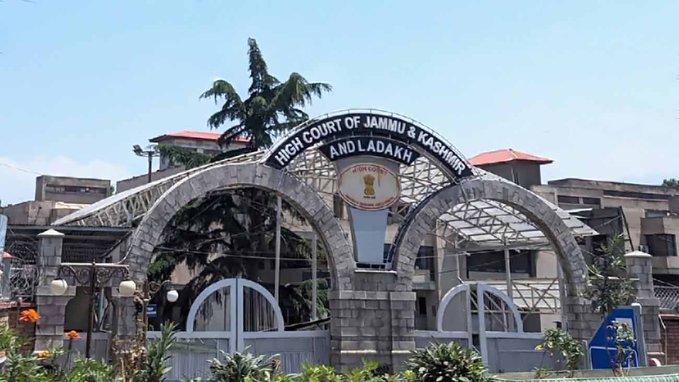 jkchanneltv's tweet image. No bail for four accused in Rs 53 crore cyber fraud case; JK High Court cites serious charges and ongoing probe.
Details awaited
#CyberFraud #JKHighCourt #BailDenied #FraudCase #JammuAndKashmir #BailRejected #FraudCase