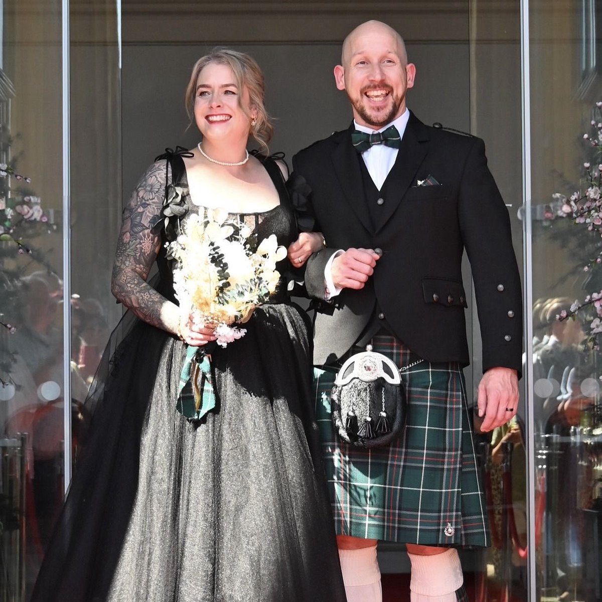 MinistryTartan's tweet image. 👰🏼🎩 Mr & Mrs Snow on their big day!❤️Loving the Brides’s black wedding dress & Groom looking very smart there in his ‘United We Conquer Tartan’ Kilt & Bow-tie from our unique range.
🇬🇧Loved & worn by our UK brave and everyone who supports them!👏🏻👏🏻👏🏻
🧵theministryoftartan.co.uk