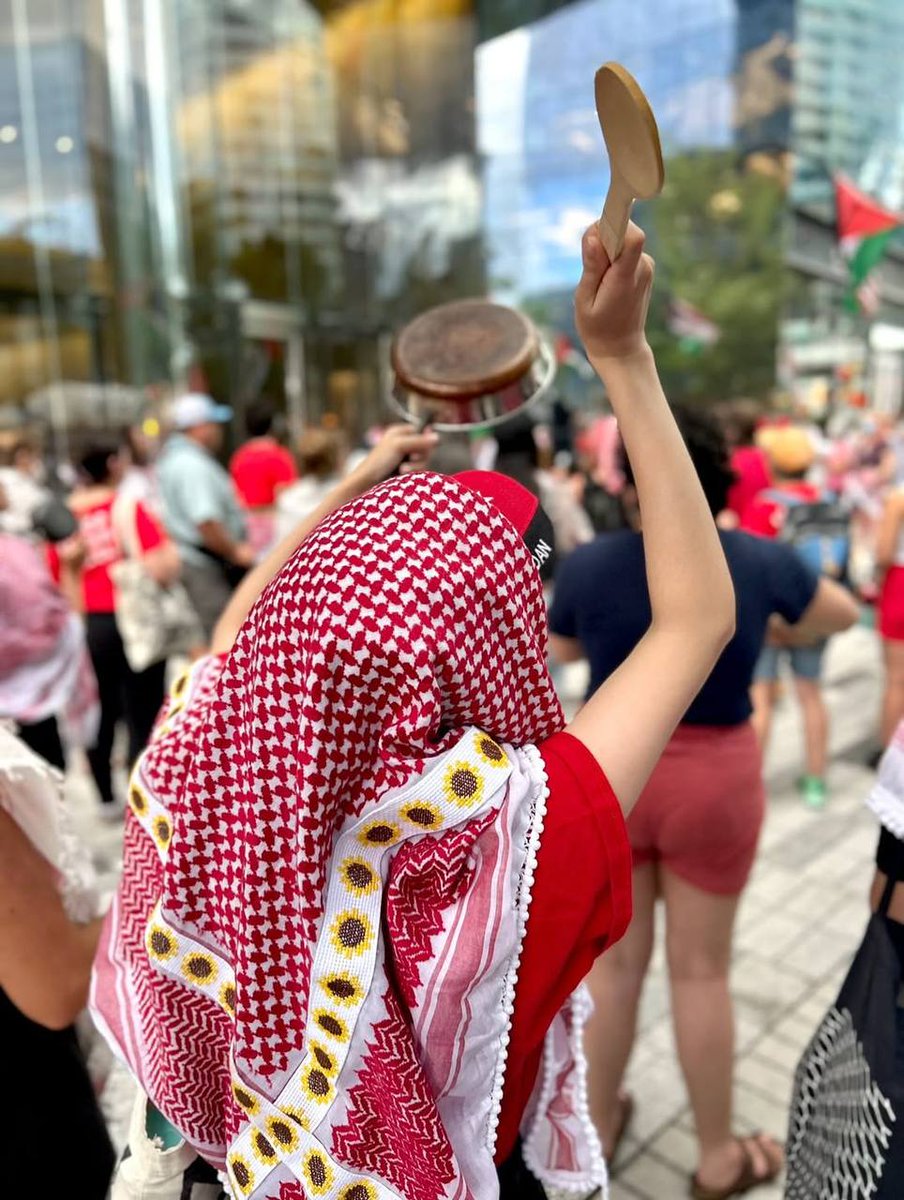 El_Bilade's tweet image. 📍#صور | مناصرون لفلسطين يتظاهرون أمام مجموعة بوسطن الاستشارية التي ساهمت في إقامة ما تسمى "مؤسسة غزة الإنسانية" التي تسببت بمجـ//ازر لمئات الفلسطينيين المجوعين بفعل الحصار الإسرائيلي على قطاع غزة