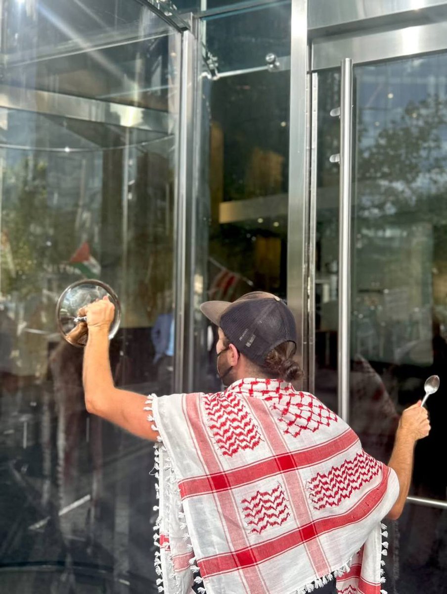 El_Bilade's tweet image. 📍#صور | مناصرون لفلسطين يتظاهرون أمام مجموعة بوسطن الاستشارية التي ساهمت في إقامة ما تسمى "مؤسسة غزة الإنسانية" التي تسببت بمجـ//ازر لمئات الفلسطينيين المجوعين بفعل الحصار الإسرائيلي على قطاع غزة