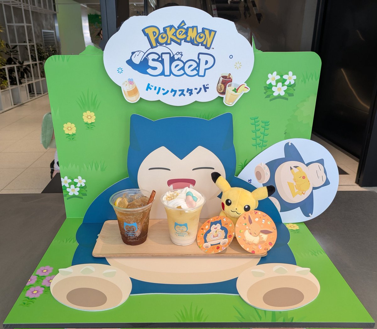 ドリンクスタンドの整理券時間が1時間後だったから
スタンプラリー回って帰ってきてちょうどかなとか
舐めたこと考えてたw
結局1時間で2箇所しか回れず、舞い戻ってきて
暑すぎてスパークスパイスコーラを一気飲み
あくまのキッスフルーツオレはスタンプラリーのお供に飲み歩き
どっちも美味しかった