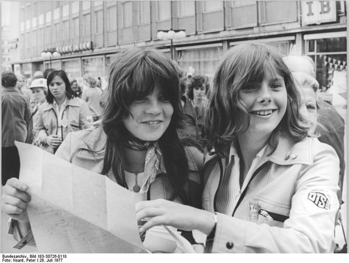 GermanAtPompey's tweet image. 26 July 1977: two participants at the GDR's sixth 'Turn- und Sportfest' discover Leipzig (via Bundesarchiv)