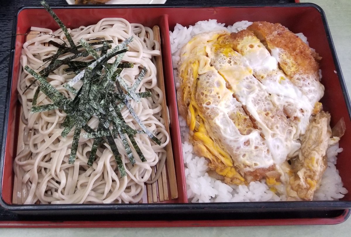 先日、越後湯沢駅に行った際のお昼に駅近くの｢福寿庵｣へ。

カツ丼セットにしました。
カツ丼はザ・お蕎麦屋さんのという感じで絶品。蕎麦はふのりがつなぎ（いわゆる｢へぎそば｣）で使われツルッとして美味しかったです。