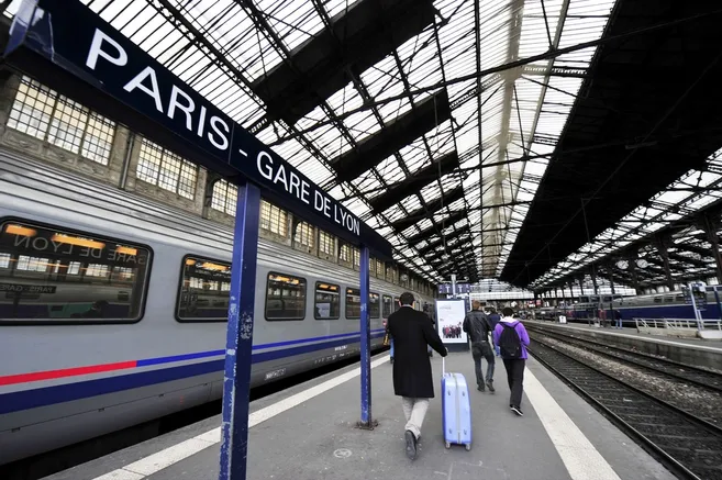 lyonne_fr's tweet image. Retard de plus de 4 heures, perturbations... Que s'est-il passé sur la ligne TGV Sud-Est ?
>>lyonne.fr/paris-75000/ac…