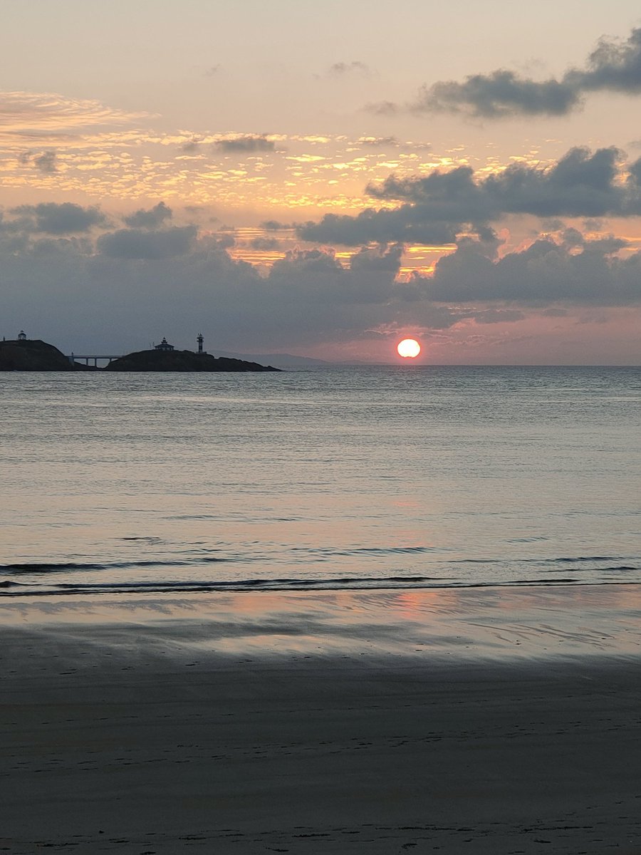 Solpor na ría sobre o faro da Illa Pancha
---
Atardecer en la ría sobre el faro de la Isla Pancha

#RiadeRibadeo
#FaroIllaPancha