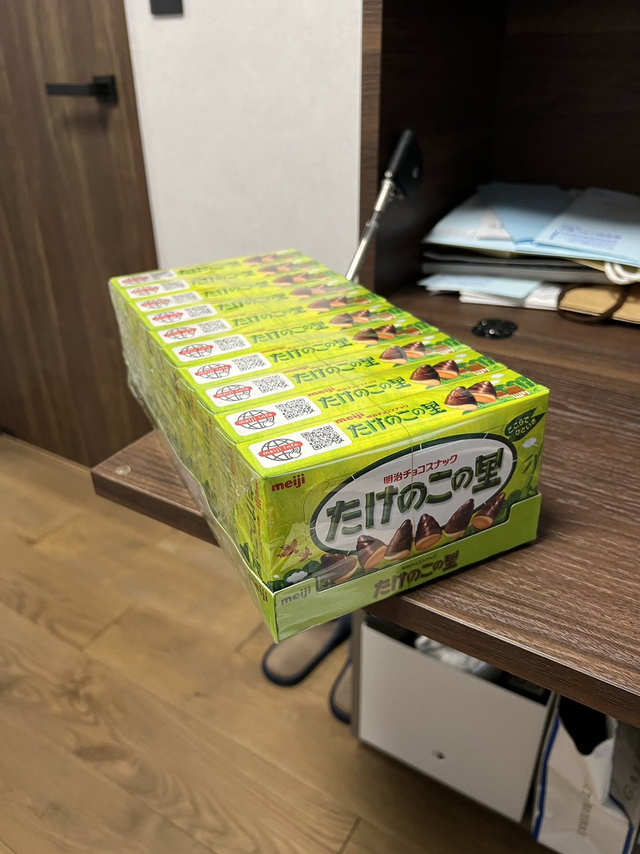 a_chocott's tweet image. ゴルフ場で精算した時に、「お菓子ひとつ持って帰ってください」と言われた。
「ひとつ」は一個ではなく、これ全部でひとつだったw
一応もらってはきたもののどうするかいな、これ😅
#たけのこの里