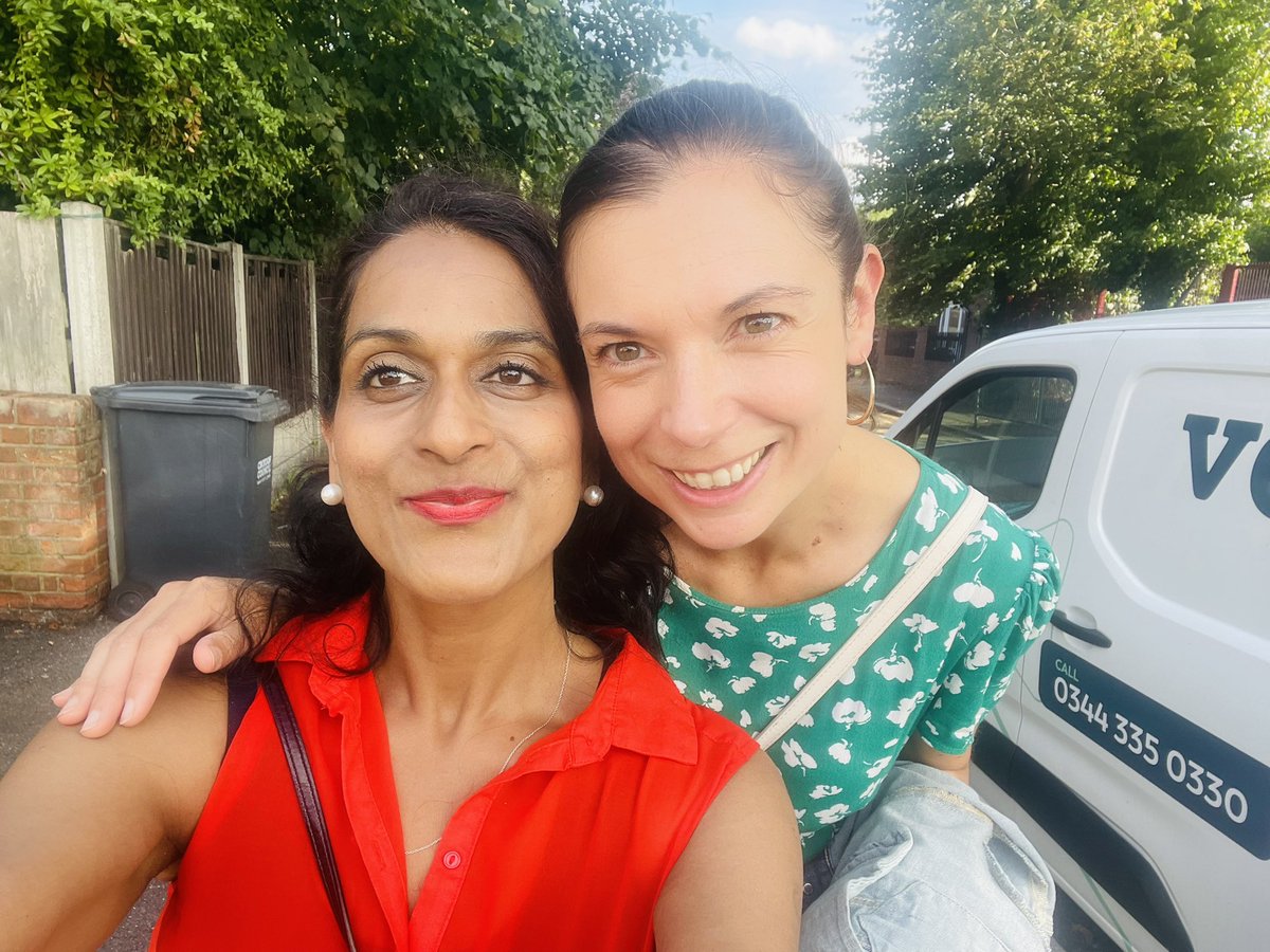 Ellily2's tweet image. Wrapping up the week with some great conversations in #Waddon.
Residents raised concerns on: crime, ASB, the town centre and cleanliness.
Loads of support for @RowennaDavis too!
Huge thanks to our fab volunteers — sorry we missed you in the late photo!#peoplefirst . 🌹🌹