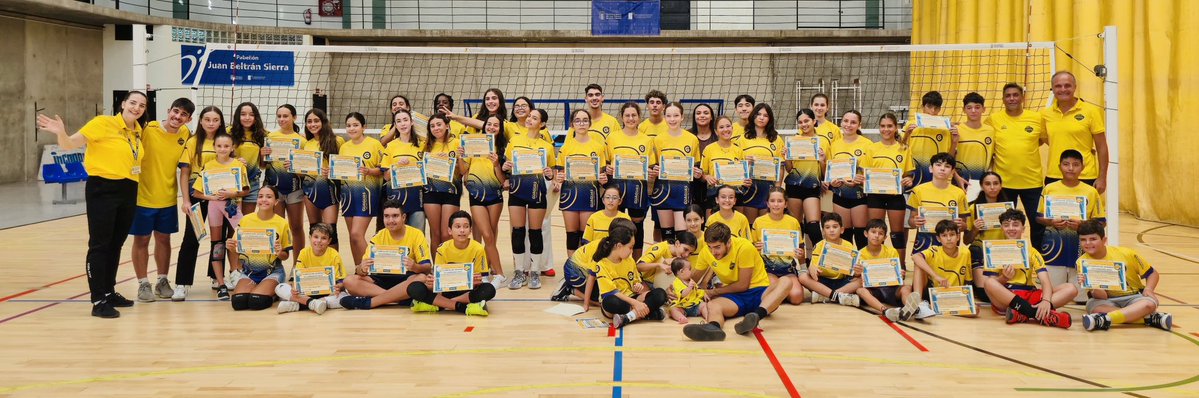 Club Voleibol Guaguas Las Palmas de Gran Canaria (@cvguaguas) on Twitter photo Baja el telón del Campus de Verano del CV Guaguas en el Pabellón Juan Beltrán Sierra.
El entrenador del primer equipo, Sergio Miguel Camarero, y el joven líbero Ezequiel Figueroa acudieron a la clausura del cursillo que estuvo impulsado por <a href="/Cajamar/">Grupo Cajamar</a>.
En Telde sigue la acción. Baja el telón del Campus de Verano del CV Guaguas en el Pabellón Juan Beltrán Sierra.
El entrenador del primer equipo, Sergio Miguel Camarero, y el joven líbero Ezequiel Figueroa acudieron a la clausura del cursillo que estuvo impulsado por <a href="/Cajamar/">Grupo Cajamar</a>.
En Telde sigue la acción.