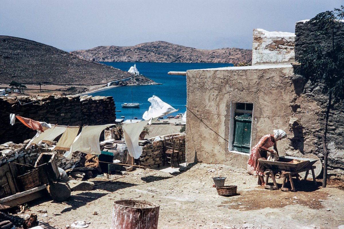 Taxideutis's tweet image. Ίος 1957. Εκτίθεται στην έκθεση φωτογραφίας του Robert McCabe "Η Ελλάδα μετά τον πόλεμο: Τα χρόνια της ελπίδας" στο Αρχαιολογικό Μουσείο Πατρών.