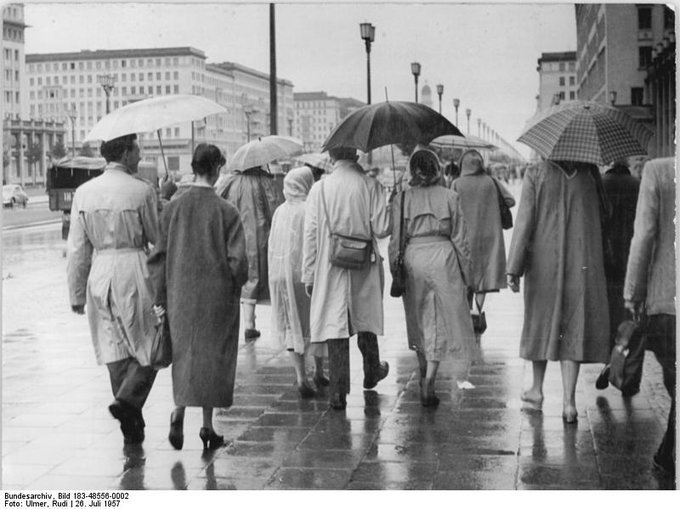 GermanAtPompey's tweet image. 26 July 1957: a rainy day on East Berlin's Stalinallee (via Bundesarchiv)