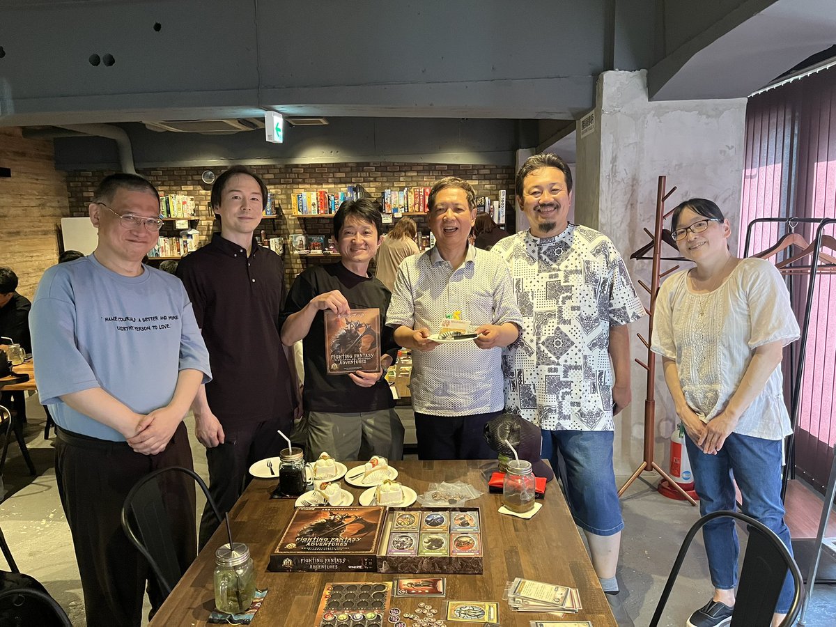 alcheringa2022's tweet image. 本日の『ファイティングファンタジーアドベンチャー ボードゲーム』とても盛り上がっておりました!
さらに先日の安田社長のお誕生日もサプライズで祝わせて頂きました!
いつまでもパワフルで「ボードゲームに詳しい安田均さん」
これからも楽しいことを教えてください!!
#アルケリンガ