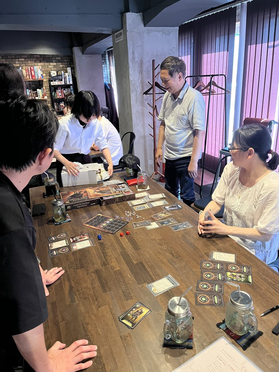alcheringa2022's tweet image. 本日の『ファイティングファンタジーアドベンチャー ボードゲーム』とても盛り上がっておりました!
さらに先日の安田社長のお誕生日もサプライズで祝わせて頂きました!
いつまでもパワフルで「ボードゲームに詳しい安田均さん」
これからも楽しいことを教えてください!!
#アルケリンガ