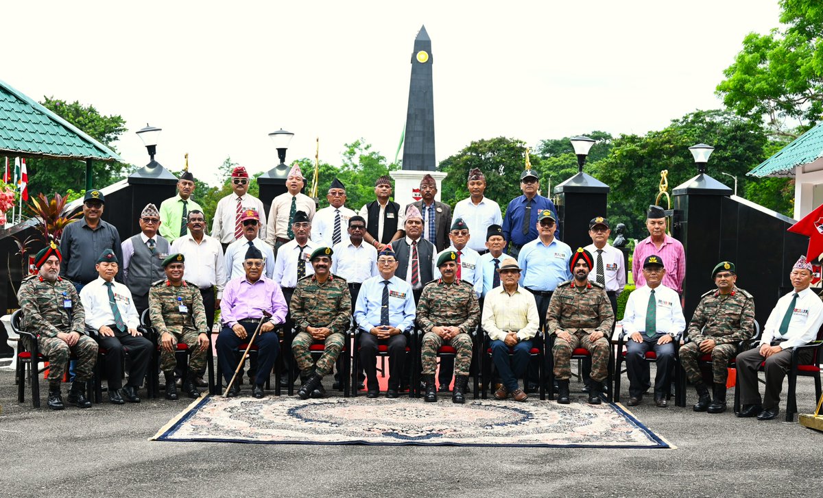 trishakticorps's tweet image. कारगिल के वीरों को नमन 🇮🇳

#KargilVijayDiwas पर ले. जनरल जुबिन ए मिनवाला, जीओसी त्रिशक्ति कोर ने पूर्व सैनिकों के साथ सुकना मिलिट्री स्टेशन स्थित त्रिशक्ति वार मेमोरियल पर श्रद्धांजलि अर्पित की। इस अवसर पर   पूर्व सैनिकों को सम्मानित किया गया और उन्होंने अपने प्रेरक अनुभव साझा…