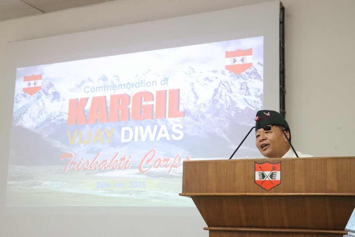 trishakticorps's tweet image. कारगिल के वीरों को नमन 🇮🇳

#KargilVijayDiwas पर ले. जनरल जुबिन ए मिनवाला, जीओसी त्रिशक्ति कोर ने पूर्व सैनिकों के साथ सुकना मिलिट्री स्टेशन स्थित त्रिशक्ति वार मेमोरियल पर श्रद्धांजलि अर्पित की। इस अवसर पर   पूर्व सैनिकों को सम्मानित किया गया और उन्होंने अपने प्रेरक अनुभव साझा…