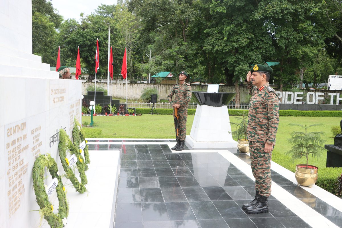 trishakticorps's tweet image. कारगिल के वीरों को नमन 🇮🇳

#KargilVijayDiwas पर ले. जनरल जुबिन ए मिनवाला, जीओसी त्रिशक्ति कोर ने पूर्व सैनिकों के साथ सुकना मिलिट्री स्टेशन स्थित त्रिशक्ति वार मेमोरियल पर श्रद्धांजलि अर्पित की। इस अवसर पर   पूर्व सैनिकों को सम्मानित किया गया और उन्होंने अपने प्रेरक अनुभव साझा…