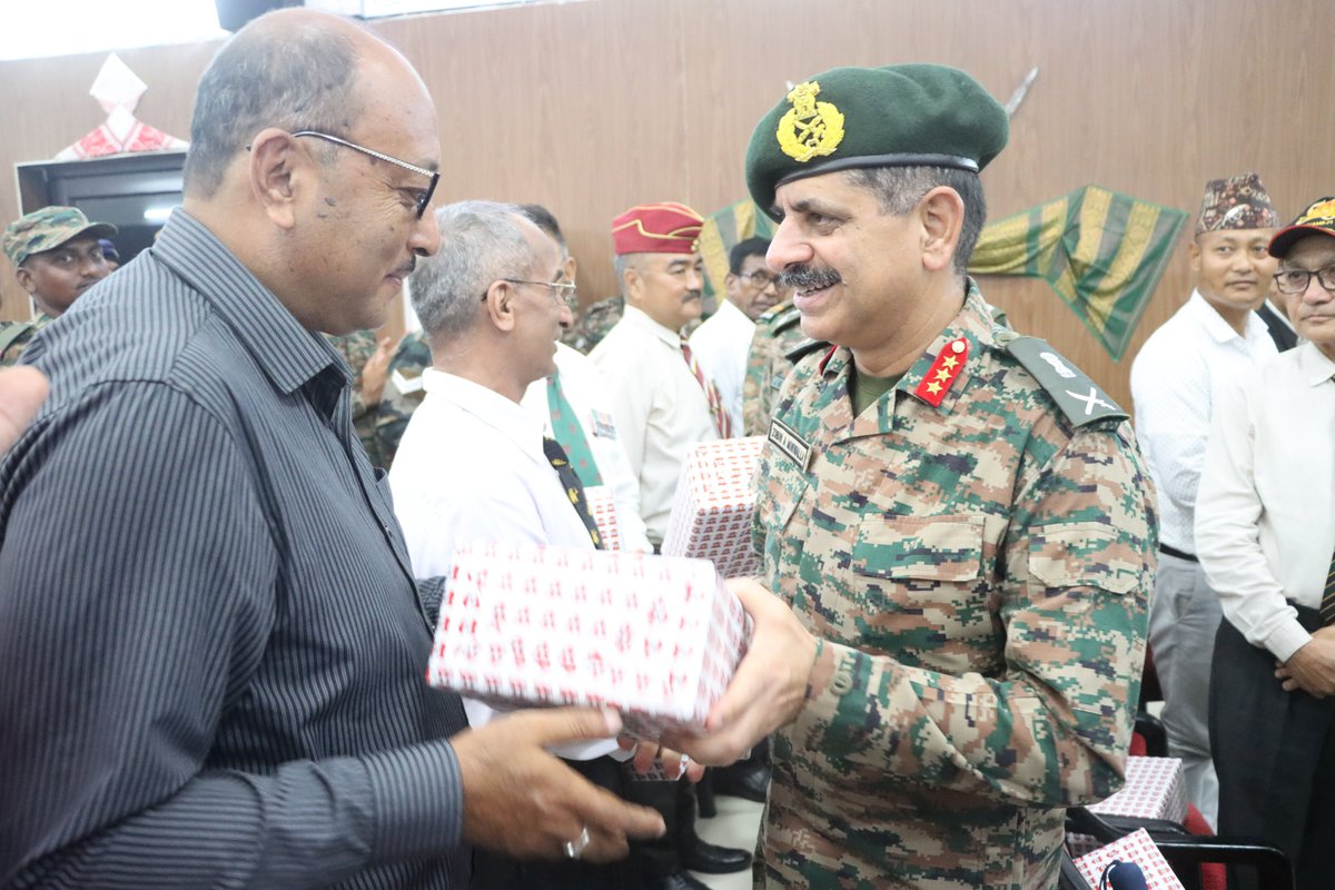 trishakticorps's tweet image. कारगिल के वीरों को नमन 🇮🇳

#KargilVijayDiwas पर ले. जनरल जुबिन ए मिनवाला, जीओसी त्रिशक्ति कोर ने पूर्व सैनिकों के साथ सुकना मिलिट्री स्टेशन स्थित त्रिशक्ति वार मेमोरियल पर श्रद्धांजलि अर्पित की। इस अवसर पर   पूर्व सैनिकों को सम्मानित किया गया और उन्होंने अपने प्रेरक अनुभव साझा…