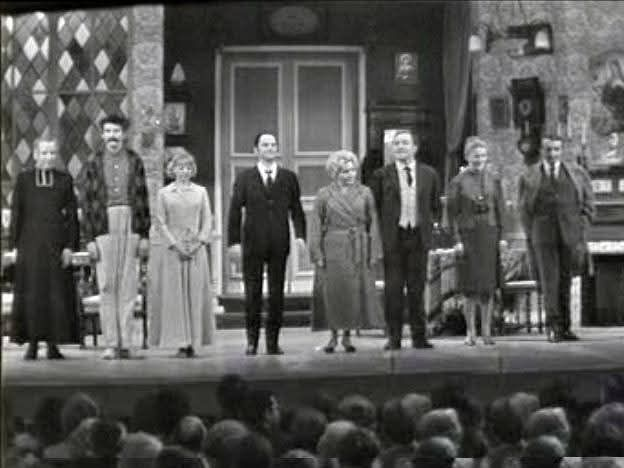 Generations7080's tweet image. De 1966 à 1986, on allait sur TF1 et Antenne 2 "Au théâtre ce soir". Des pièces de boulevard, une fois sur deux avec Michel Roux. Même si on aimait la pièce, on attendait l'acmé, la présentation des acteurs à la fin, et surtout l'évocation des responsables des décors et des…