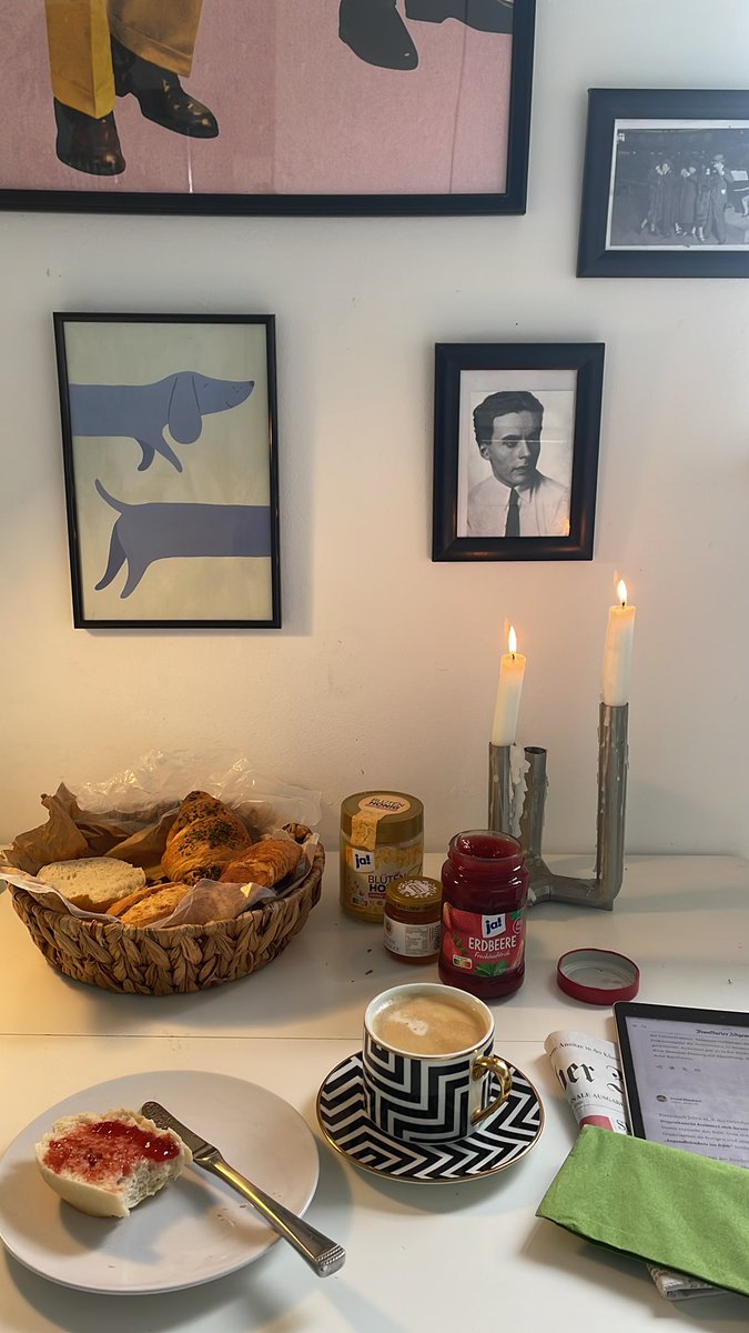 _david_brg's tweet image. Für mich gibt’s ein ausgewogenes Frühstück: Croissants, Marmelade und Brötchen! Schönes Wochenende! 🙋🏻♂️🥰