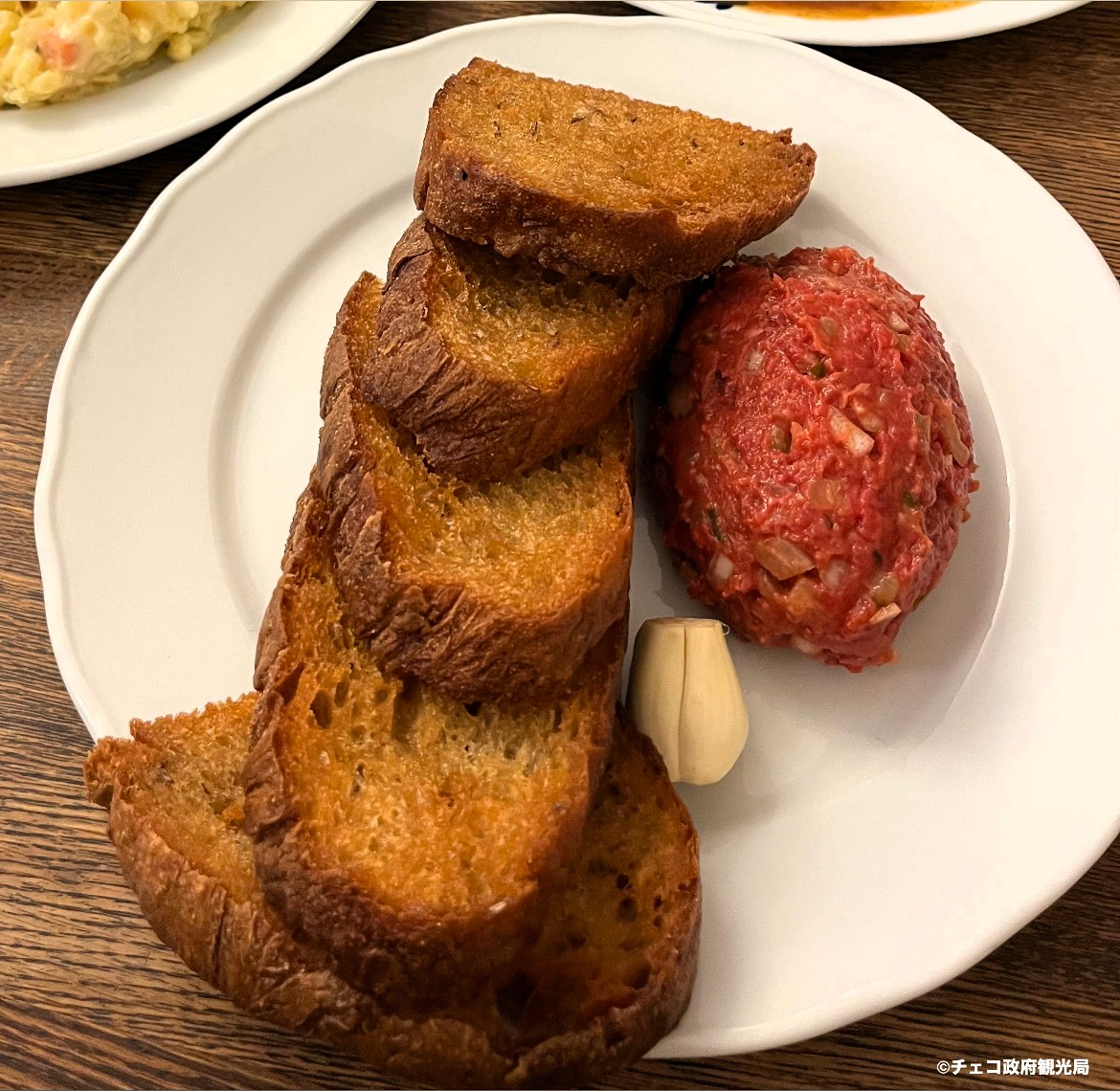 Czechia_JP's tweet image. 🍖「タタラーク」！細かく刻んだ生の牛肉に様々なスパイス、マスタードや、生卵などを混ぜ込んだチェコのタルタルステーキ。「トピンカ」という揚げパンに、生のニンニクを擦り込んで、タタラークをたっぷり乗せて食べます😋
もちろんビールとの相性は抜群🍻　

#チェコで何食べる？ 
#チェコへ行こう