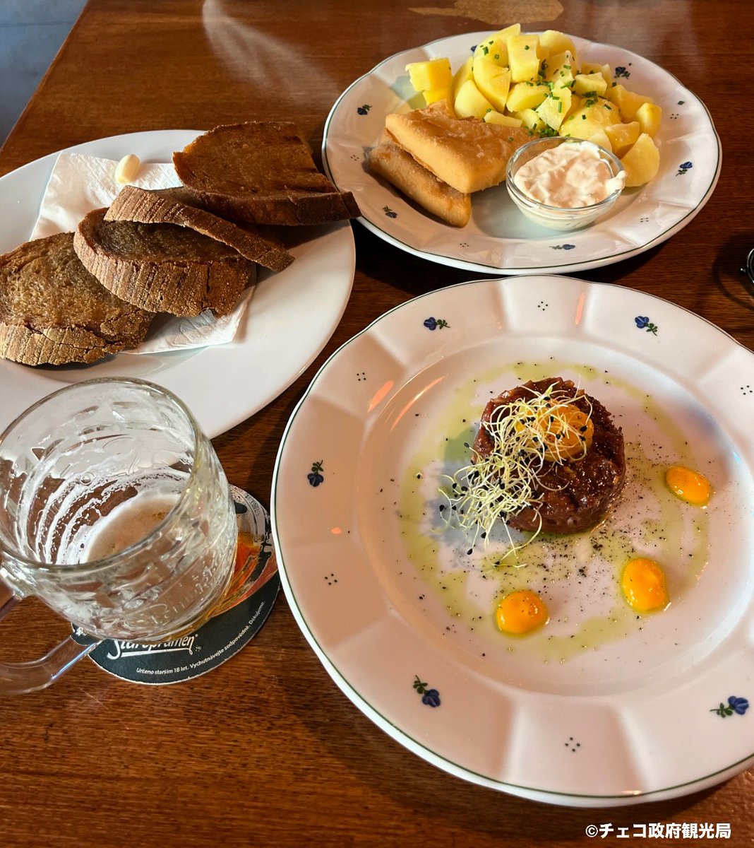 Czechia_JP's tweet image. 🍖「タタラーク」！細かく刻んだ生の牛肉に様々なスパイス、マスタードや、生卵などを混ぜ込んだチェコのタルタルステーキ。「トピンカ」という揚げパンに、生のニンニクを擦り込んで、タタラークをたっぷり乗せて食べます😋
もちろんビールとの相性は抜群🍻　

#チェコで何食べる？ 
#チェコへ行こう