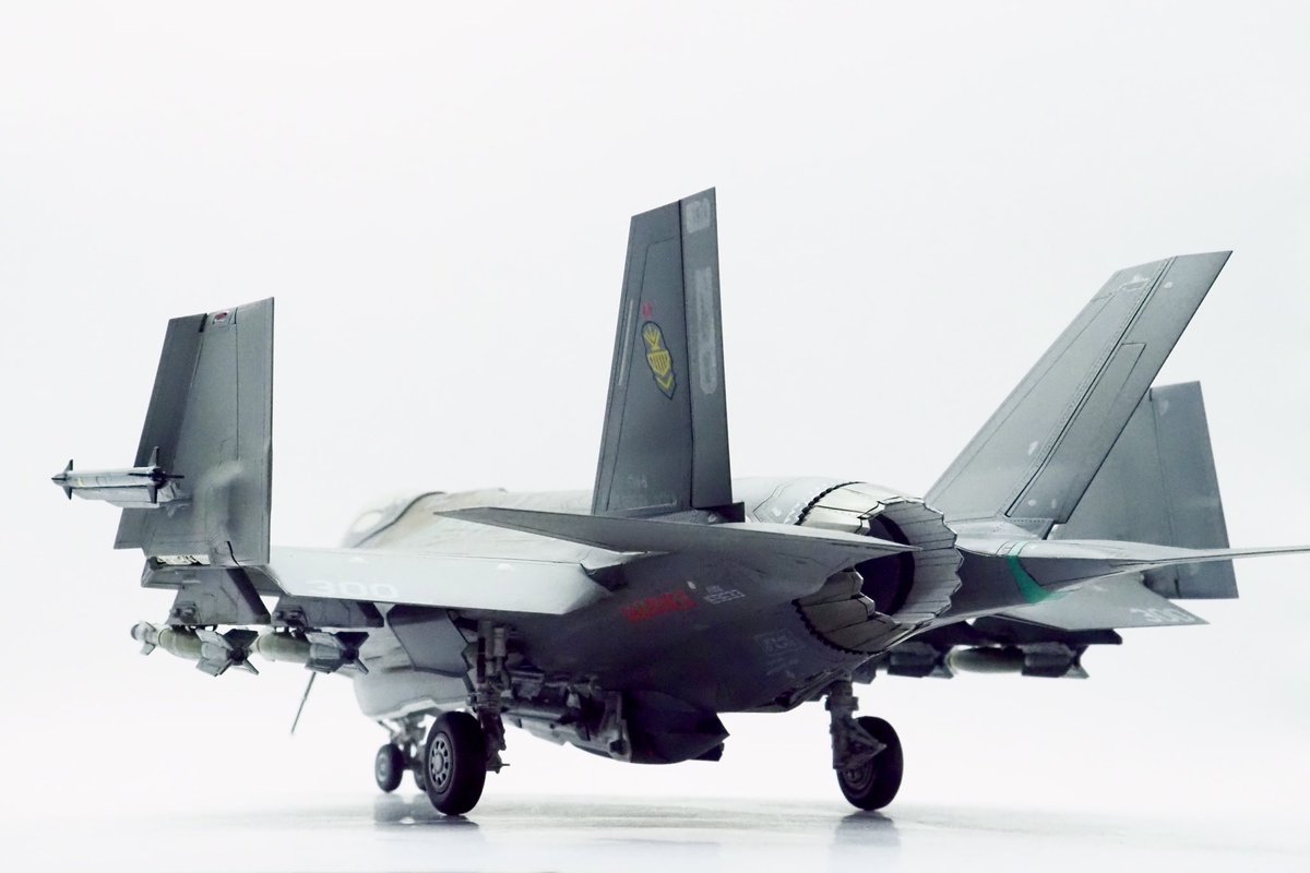 FuwakuT's tweet image. F-35C完成！
ABCと3機つくると、さすがにいろいろ慣れてきたな。
特徴的な背面の汚れもいい感じにできたかな。
さすがタミヤ！という素晴らしいキットでした。

#プラモデル
#F35C
#タミヤ
#新作