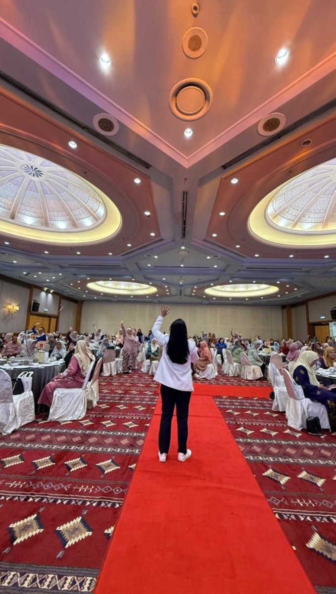 liyana_marzuki's tweet image. BANGKIT
Saya juga ber-demo hari ni.
Demonstrasi depan lebih 300 pemimpin wanita dan masyarakat. Termasuk juga pelajar Universiti dan sekolah di Seremban, Negeri Sembilan.
Demonstrasi tentang falsafah Plato dan Al-Farabi. Confucius dan Al-Ghazali. Dan bagaimana mereka boleh…