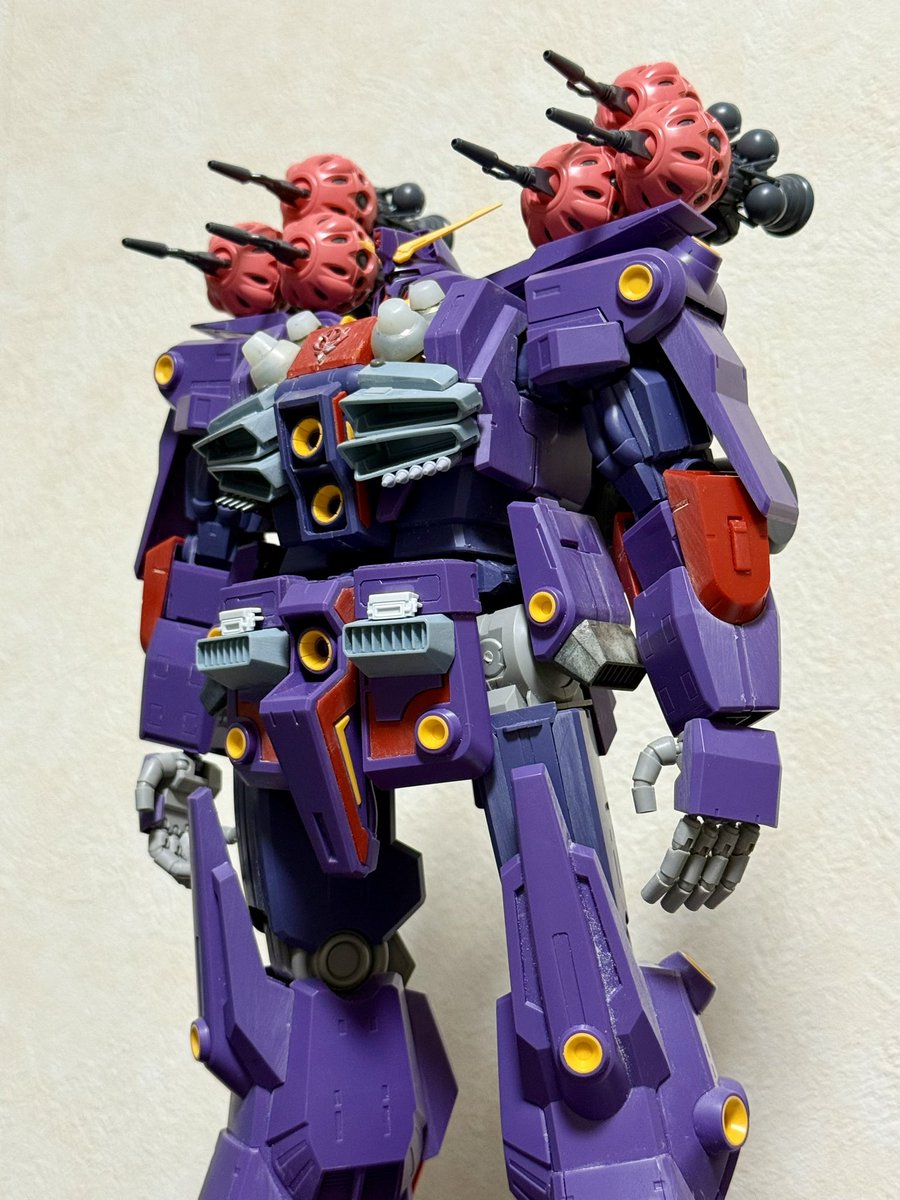 kensonejp's tweet image. 赤いガンダム３個目買えた
仕上げるか