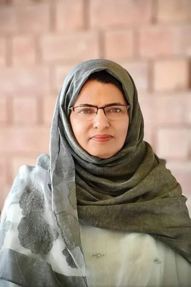 mofarooka's tweet image. وائس پرنسپل چناب کالج جھنگ مس ظل بتول کو جبری ریٹائر کروا دیا گیا۔۔۔جو کہ انتہائی بُری حرکت ہے اور اس کا خمیازہ چناب کالج کو بھگتنا پڑے گا۔۔
پرنسپل عمران نیک کی جب سے جوائننگ ہوئی ہے تو مس ظل پر سختی شروع ہوگئی ان کو ہر طرح مانیٹر کرنا شروع کر دیا اور انہیں کہا گیا آپ ریٹائرمنٹ…