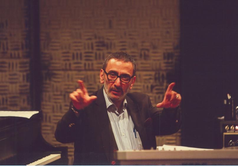 توفي صباح اليوم السبت، الفنان زياد الرحباني عن عمر 69 عامًا. 

وُلد زياد في 1 كانون الثاني 1956، وهو ابن الفنانين الأسطوريين فيروز وعاصي الرحباني.

ينطلق الحساب منذ اليوم لتوثيق كلماته ونشرها، وتخليد ذكراه.