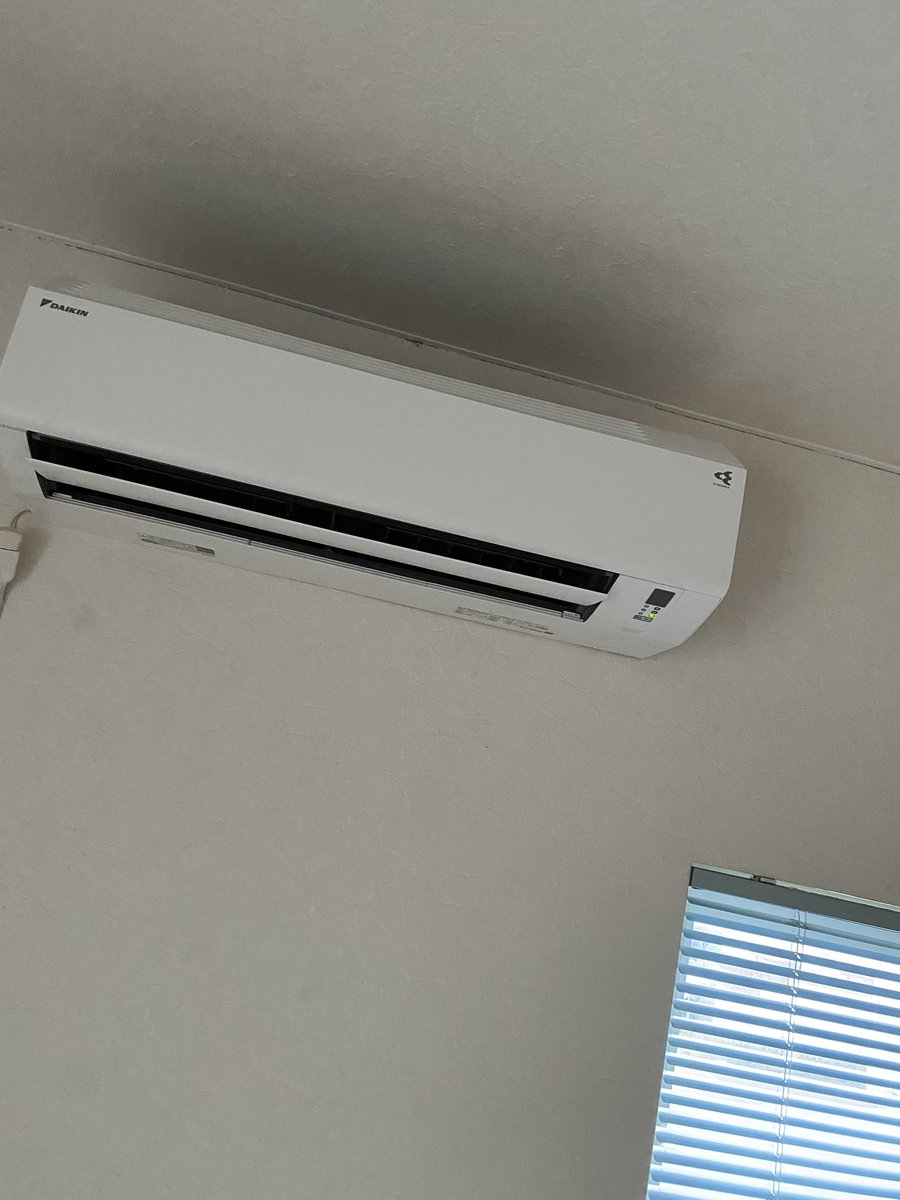 我が家の2階エアコン
取付完了😆
社長が私の事を思って寝室に付けましょうと午後から一緒に取付手伝ってくれました！
ありがとうございます😂 
ただこの部屋は2年後自分の部屋になる予定🤣
🍺が美味い