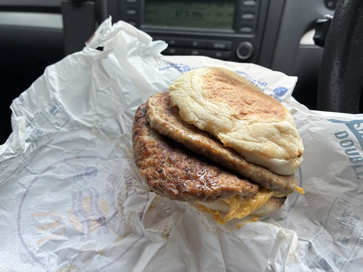 CliveBranch's tweet image. Oh dear !
I fear my @McDonaldsUK McMuffin bypassed the quality control assembly department this morning
@gilescoren
@jayrayner1
@GreenoEats