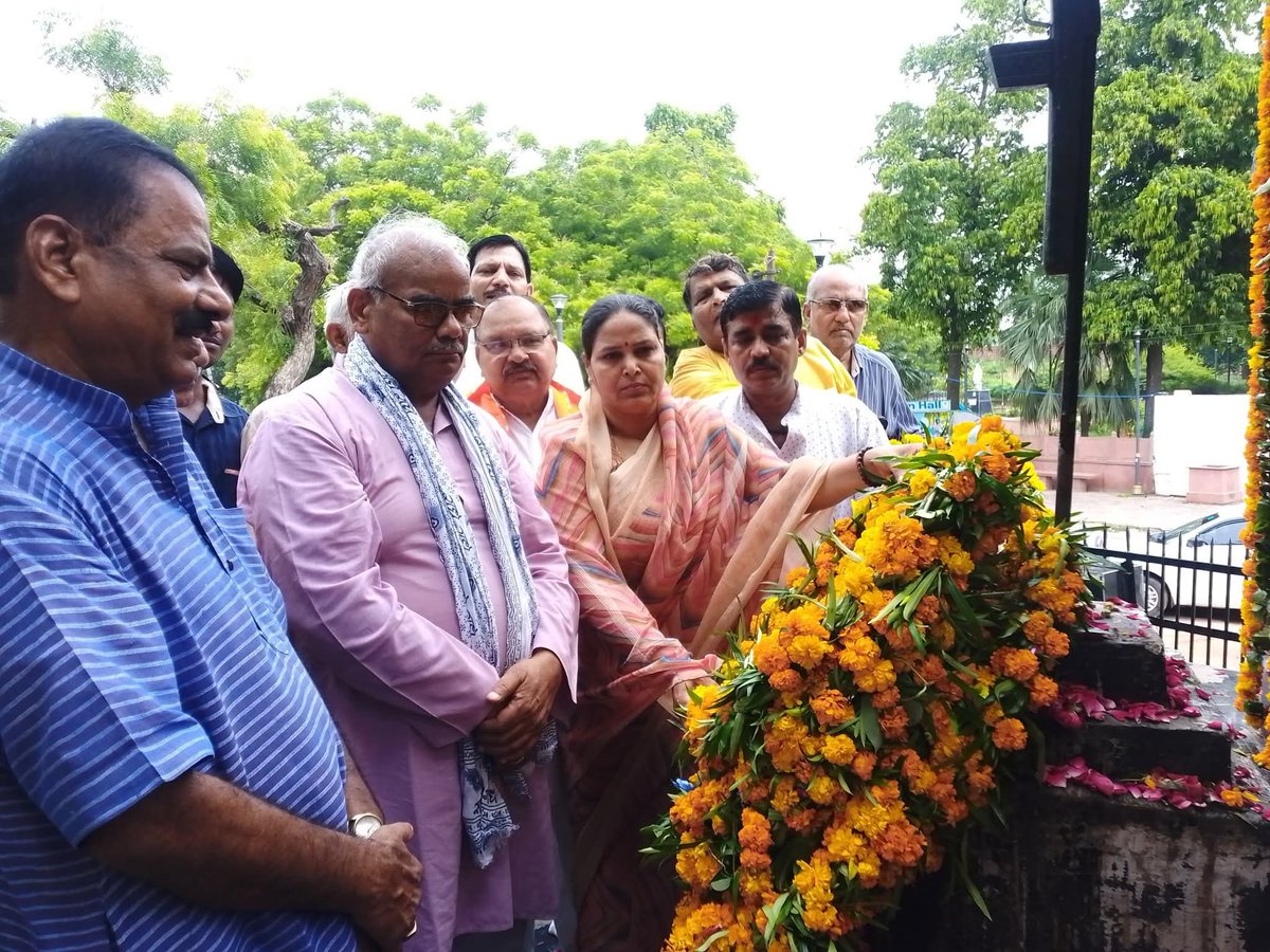 madandilawar's tweet image. आज कारगिल विजय दिवस के अवसर पर भरतपुर किला स्थित शहीद स्मारक पर माँ भारती के वीर शहीदों को पुष्पांजलि अर्पित की।
राष्ट्र की रक्षा हेतु अपना सर्वस्व बलिदान करने वाले माँ भारती के सभी अमर सपूतों को शत-शत नमन करता हूँ।