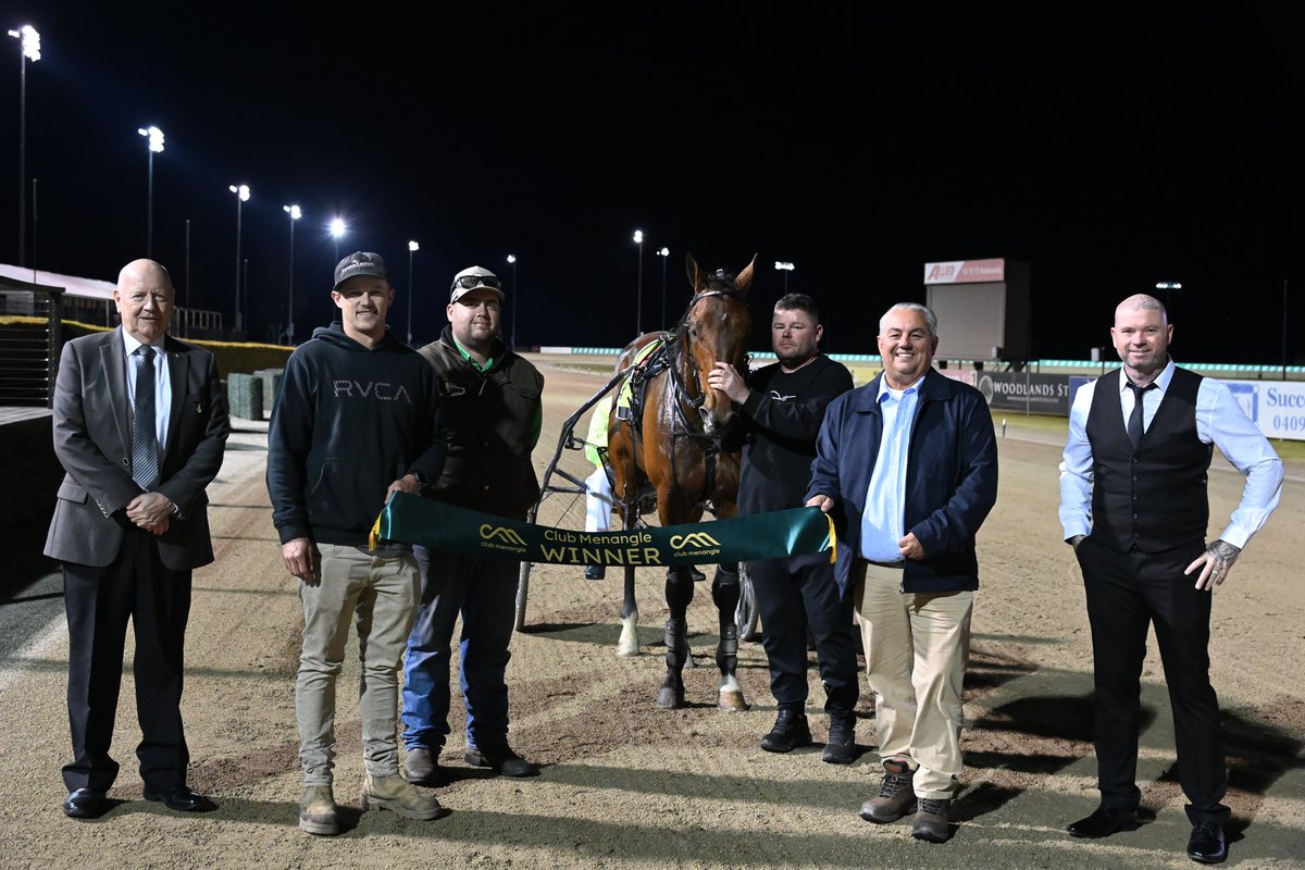 Kingman NZ powers to victory by 34.5 metres.👑🥇

In the TNS Ground Works Pace, Kingman NZ trained and driven by <a href="/lukeamccarthy/">Luke Mccarthy</a>, recorded a mile rate of 1.52.1 over the 2300 metres.

#ClubMenangle
